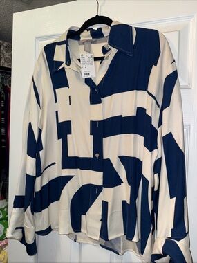 H&M Blue and Cream Geometric Shirt - Oversized. Viscose & Linen blend